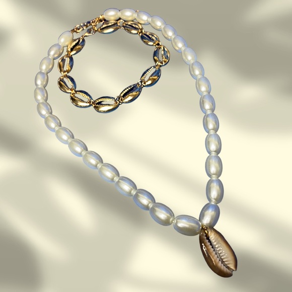 Layer Shell & Peral Necklace - Picture 1 of 4